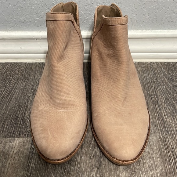 Used GB Gianni Bini Tan Bootties Size 7 - Picture 2 of 8